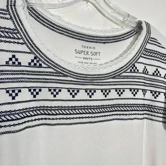 TORRID Super Soft Knit White with Navy embroidery Top | size 1 - Picture 6 of 6
